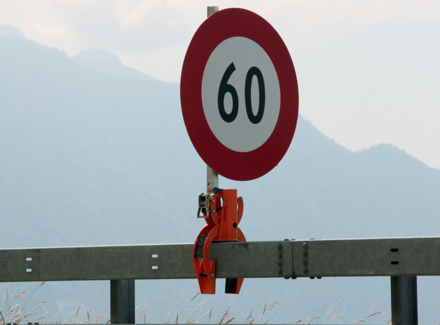 Système TWONG avec panneau de signalisation temporaire sur une glissière de sécurité